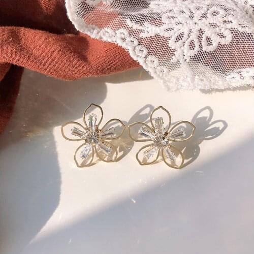 Korean New Fashion Elegant Pearl Beads Flower Crystal Holiday Stud Earrings For Women Oorbellen Bijoux Party Gifts