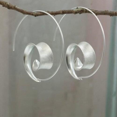 New Trend Personality Simple Round Spiral Leaf Metal Earrings Curved Drop Earrings Fashion Female Jewelry Party Wedding Earrings