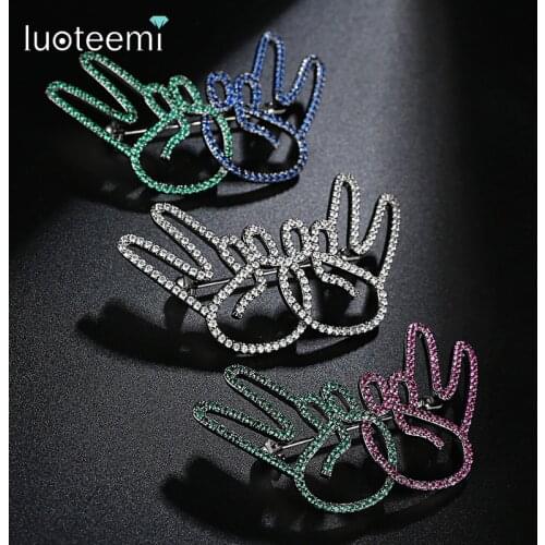 LUOTEEMI Green and Pink Hnads Brooches for Friends Hip Hop Creative Victory Hnad Shape Jewelry for Kids Free Shipping