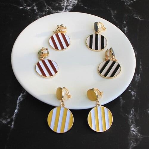 Round Clip Earrings Without Piercing Contrast Color Stripe Big Circle Pendant Clip On Earrings Modern Ladies Jewelry For Women
