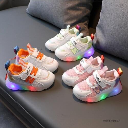 Childrens sports shoes LED lights on the net shoes 2021 the spring and autumn period and the new baby boy girl glow
