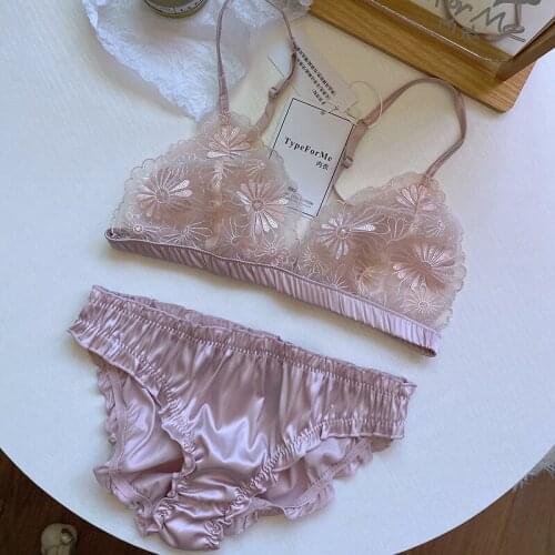 French lace lingerie set triangle cup womens big breasts shows small no steel ring gather bra and panty set small breasts