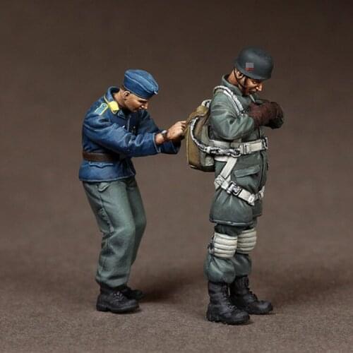 1/35 Two Paratroopers Preparing To Take Off Resin Soldier Model 583