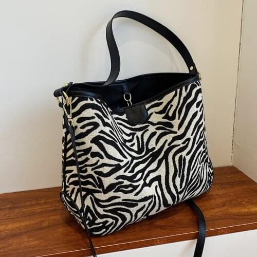 European and American Retro Large-capacity Bag Autumn 2021 New Fashion Single Shoulder Bag Wild Messenger Bucket Bag Female Bag