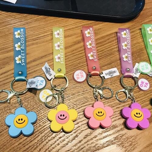 Creative Keychain Smiley Petal Charm Key chain Girl Couple Cute Sunflower Car Bag Keychain Accessories Gift Good Friends
