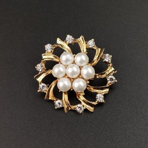 2021 Fashion Pearl Flowers Fixed Charm Safety Pin Brooch Sweater Cardigan Clip Chain Brooches Jewelry Luxury Accessories