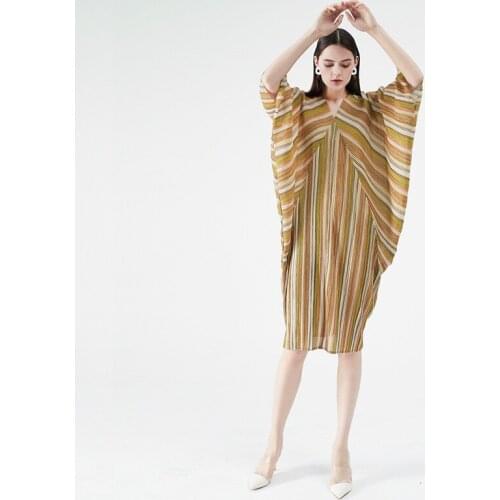 Big size slim body collects waist V collar short sleeve dress female 2021 summer new style bat sleeve temperament A word Dress