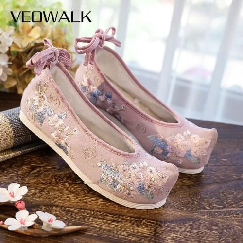Veowalk Winter Women Cotton Fabric Hanfu Shoes with Warm Faux Fur Lining Ankle Strap Chinese Embroidered Pointy Flats Vintage