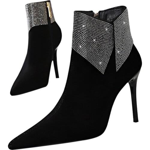 Мода, тонкие каблуки, высокие каблуки, замшевая поверхность, остроконечные шпильки, короткие ботинки с дрелью, весенняя и осення