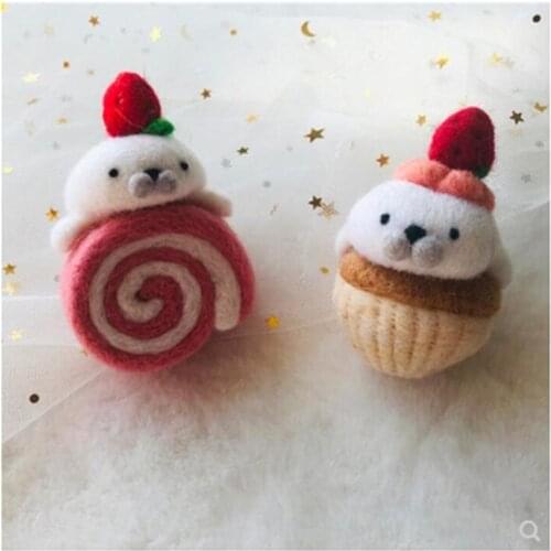 Cute little seal cake. wool needlepoint kit wool felt needle felting keychain craft needlecraft DIY handmade