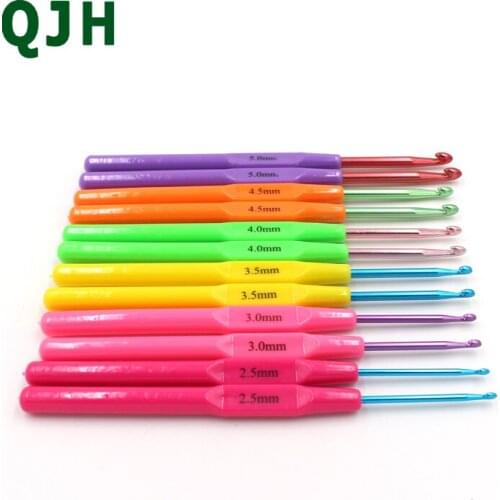 QJH Brand Color alumina crochet Hooks Set 12Pcs in Sizes 2.5MM-5.0MM Smooth plastic handle hooks The Best Gifts For Mom and Her