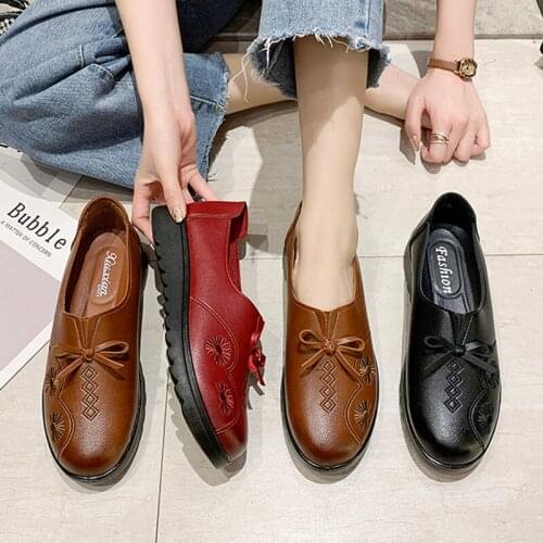 Retro Women Shoes Embroidery Oxford Shoes Black Loafers Embossing Slip on Shoes Comfortable Grandmother Shoes Big Size 8617L