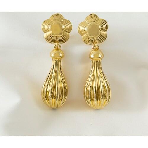 Luxurious Style Flower Shaped Golden Color Copper Women Earring New Design Customize Accept Date Attendance