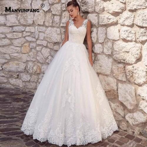 2021 New Arrival Embroidery Appliques Tulle Sweep Train V-Neck Bridal Ball Gown Luxury Sleeveless Button Back Wedding Dress