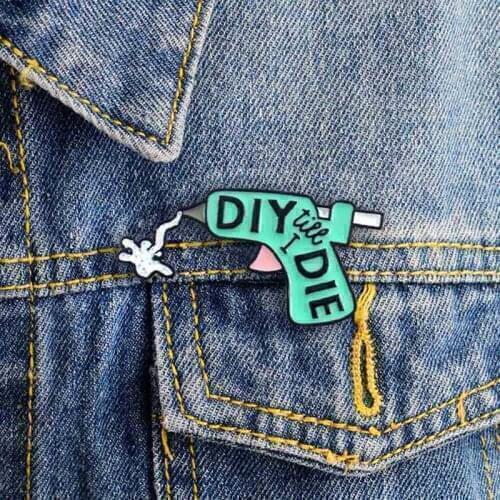Creative Cartoon Spray Gun Brooch Fashion DIY Glue Gun Denim Jackets Enamel Pin Lapel Badge Pin To Send Children Jewelry Gift