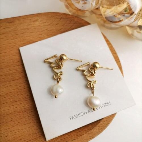 Han Edition Hiphop Rock Fashion Stud Earrings Irregular Shape Imitation Pearl Earrings The Temperament Of Women Jewelry Gifts