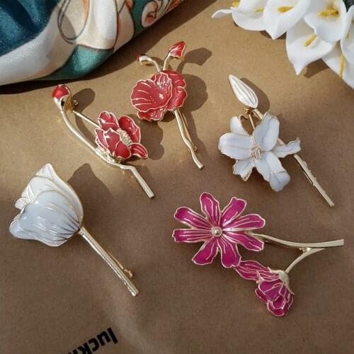Flower Enamel Pins Lily Cosmos Tulip Brooches Splendid Pastoral Style Badges Bag Lapel Pins Fashion Jewelry Gift for Woman Man