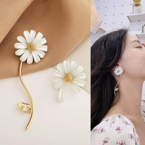 Romantic Cute White Flower Petal Asymmetrical Drop Earrings for Women Girls Teens Korean Fashion Earrings 2021 Trend New Arrival