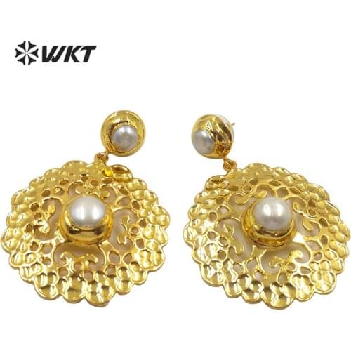WT-E595 Women gold electroplated hollow out pearl earring charming brass round long hoop dangle pearl earring