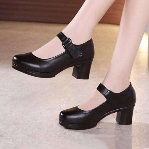2019 word buckle shallow mouth thick with single shoes round head middle-aged mother shoes with four seasons shoes catwalk