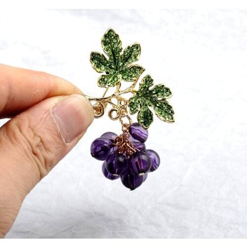 Fashion Grape Brooch Movable Crystal Beads Grape Brooches for Women Fruit Pendant Lapel Pin Sweater Clothing Accessories Jewelry