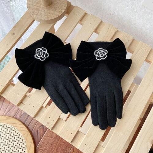 Cashmere Ladies Gloves Handmade Beaded Camellia Flowers Winter Gloves Korean New Thick Warmth Riding Touch Screen Gloves Women