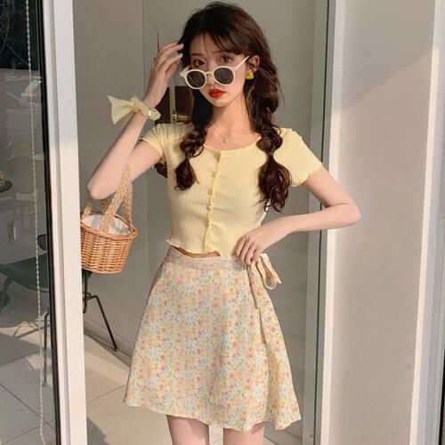Summer 2021 New Self-cultivation Sweet Short Paragraph Short-sleeved Knitted Cardigan + Floral Skirt Two-piece Female Set