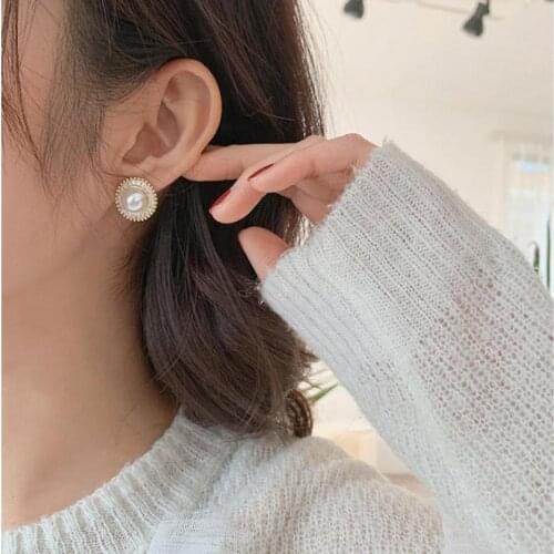 Sweet Girl Earrings Korean Fashion New Temperament Earrings Wild Personality Shiny Crystal Pearl Circle Earrings Womens Imanes