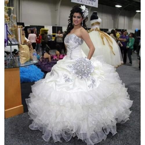 2020 White Ball Gowns Quinceanera Dresses Sweetheart Crystal Beads Ruffles Organza Sweet 16 Years Prom Party Dress Pageant