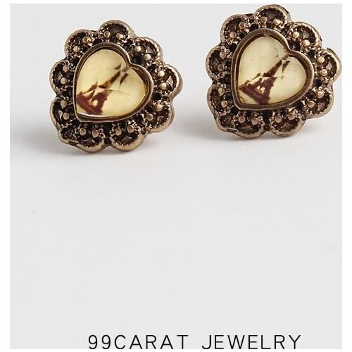 Nine nine carat European and American fashion jewelry retro heart-shaped engraved Eiffel Tower small earrings (HN)