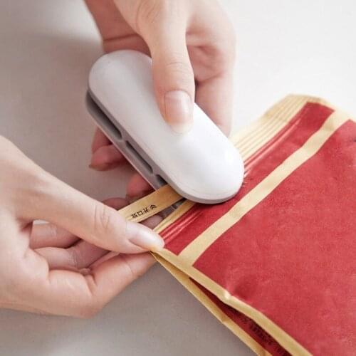 Portable Mini Food Sealing Machine Plastic Handheld Thermal Vacuum Sealing Machine Plastic Bag Packing Storage Bag Clip