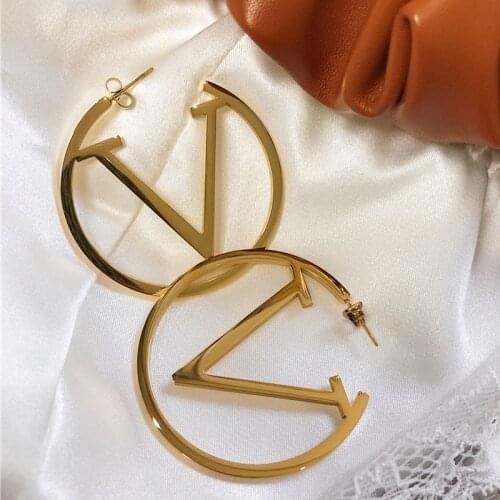 ORZTOON Fashion Circle Letter V Stud Earrings For Women Golden Victory Sign Earrings Exaggerated Charm Jewelry 2021 New Party