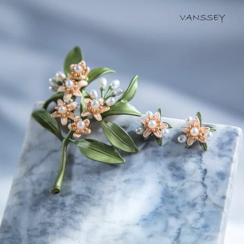 Vanssey Vintage Fashion Jewellry Orange Flower Natural Freshwater Pearl Green Brooch Pin Scarves Wedding Accessories for Women