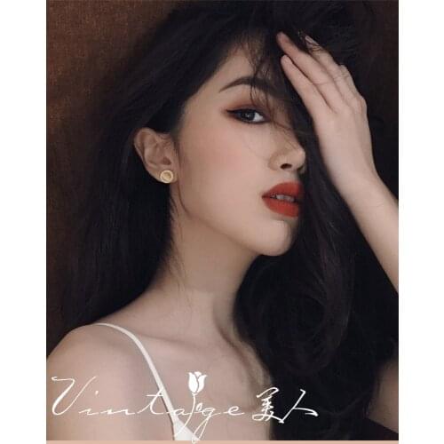 "Morning White Dew" 2021 retro personality fashion palace gentle and elegant all-match small and simple soft light opal earrings