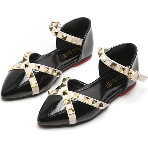 New Summer Girls Sandals Children Princess Shoes Patent Leather Flat Sandals with Rivets Fashion Pointed Toe SMG071