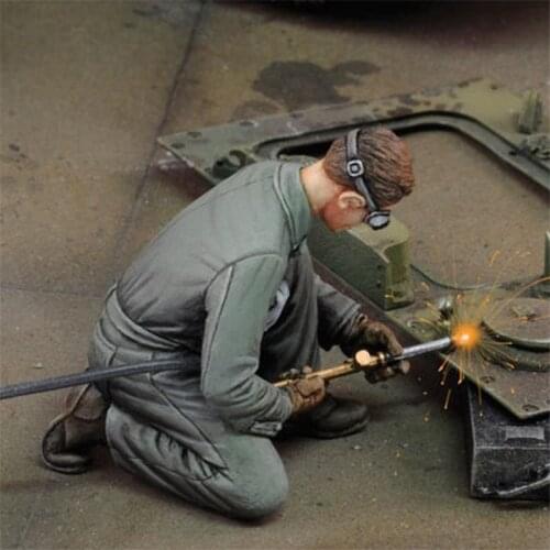 Resin Figure 1/35 Scale Model Kit Welding Technician GK Assembly Models Kit Resin Colorless Self-Assembled Toy No.653