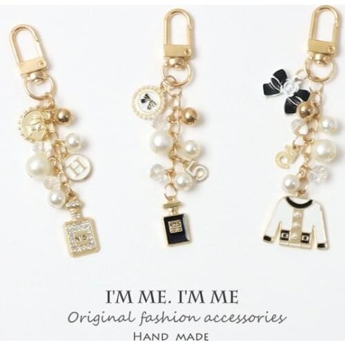 2020 Imitated Pearl Perfume Gold Color Letter Alphabet Keychain For Women Key Chains Ring Bag Pendent AirPods Accessories D648