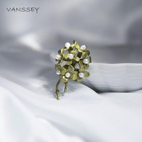 Vanssey Fashion Jewelry Bouquet Clover Flower Natural Pearl Brass Brooch Pin Party Wedding Accessories for Women 2020 New