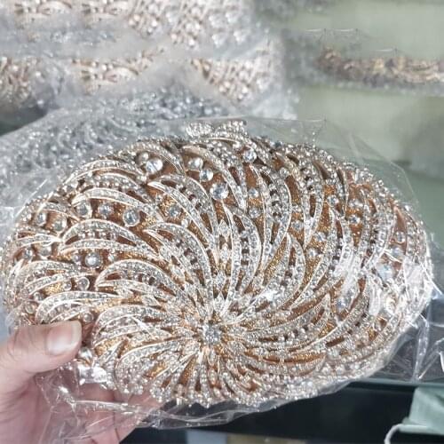 2021 Gold Metal White Crystal Stripe Purse Best Gift Women Handbag Evening Diamond Wedding Purse Ladies Dinner Banquet Clutches