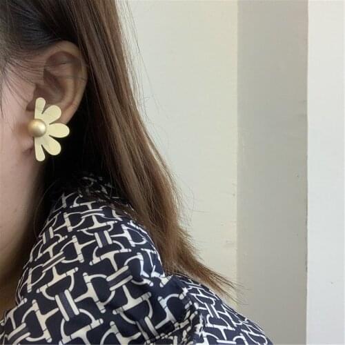 TIMEONLY Creative Fan-shaped Floral Stud Earring Korean Style Golden Daisy Charms Earrings for Women Ladies Accessories Party