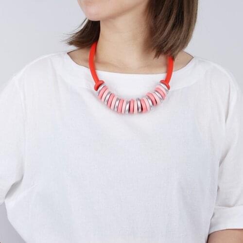 Bohemia Pink Wood Choker Necklace Women Multicolor Pink Wooden Beads Pendant Red Chain Necklace Original Design Jewelry Elegant