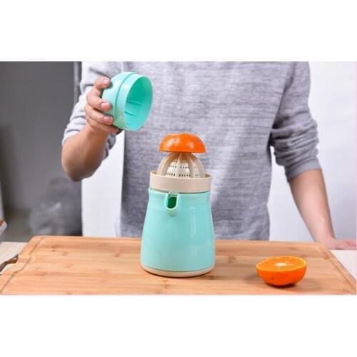 1PC Manual Simple Juicer Fashion Kettle Penguin Juice Cup Portable Manual Fruit Orange Press Fruit Lemon Citrus Squeezer OK 0661