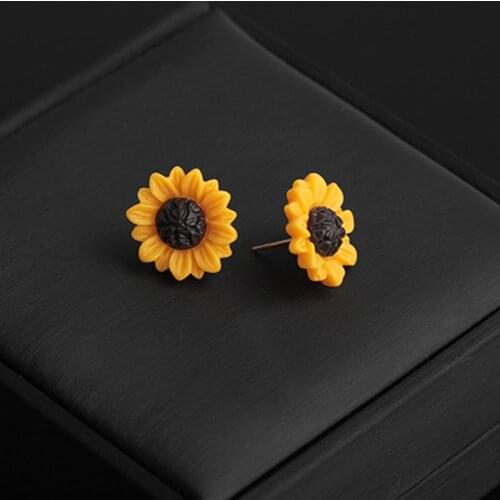 New 1 Pair Golden Sunflowers Earrings For Women Fresh Charming Lovely Cute Simplicity Style Daisy Flower Trendy Ear Studs