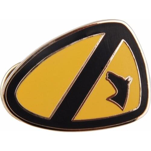 US ARMY 1ST TEAM HORSE CAVALRY DIVISION LAPEL PIN BADGE