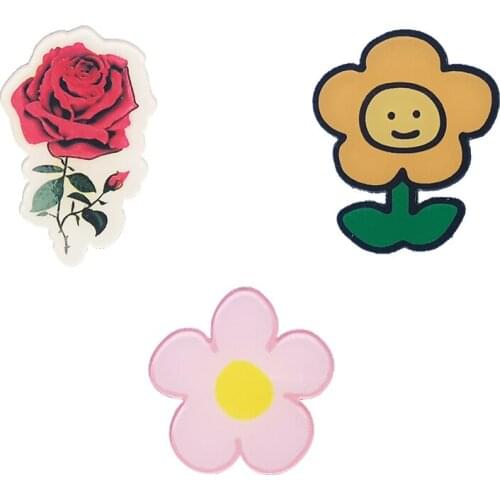 Lovely Acrylic Brooches Three Flowers，It Is Very Beautiful To Wear On The Collar Schoolbag Backpack，Given To Women And friends