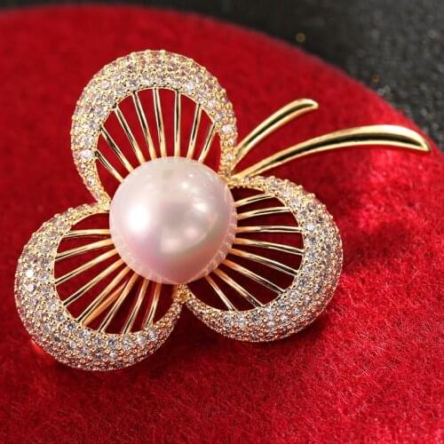 Shiny Gold Tone Flower Brooch Pin Large Vintage Minimalist Style Stem Floral Brooches Three Petals Pearl Flowers Wedding Jewelry