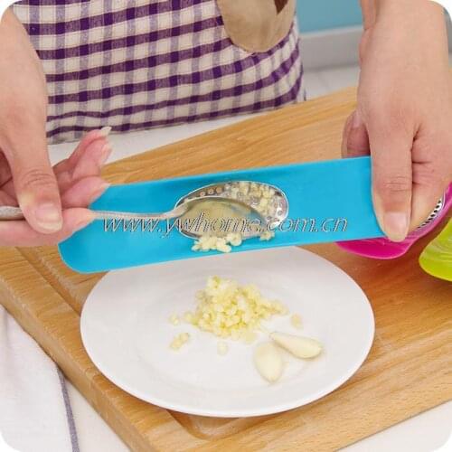 1 pc Stainless Steel +Plastic Garlic Press Ingot Shape Arc Garlic Crusher Random Color Novelty Kitchen Vegetable Tools