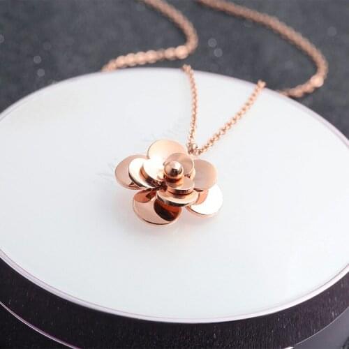 New Korean-style Three-layer Camellia Necklace Womens Titanium Steel Rose Gold Clavicle Titanium Steel Jewelry Necklace Dropshi