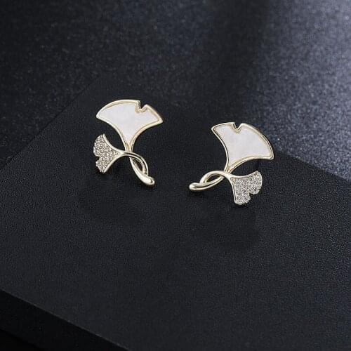 VOERYNT Stud Earrings