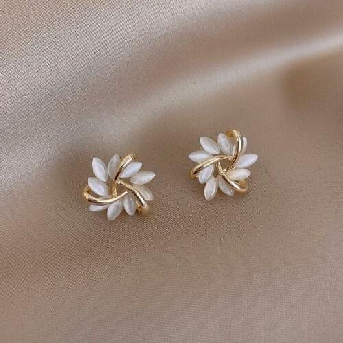 Elegant High-end Opal Sun Petal Round Earrings Female Simple and Exquisite Temperament Net Red Earrings New Classic Jewelry